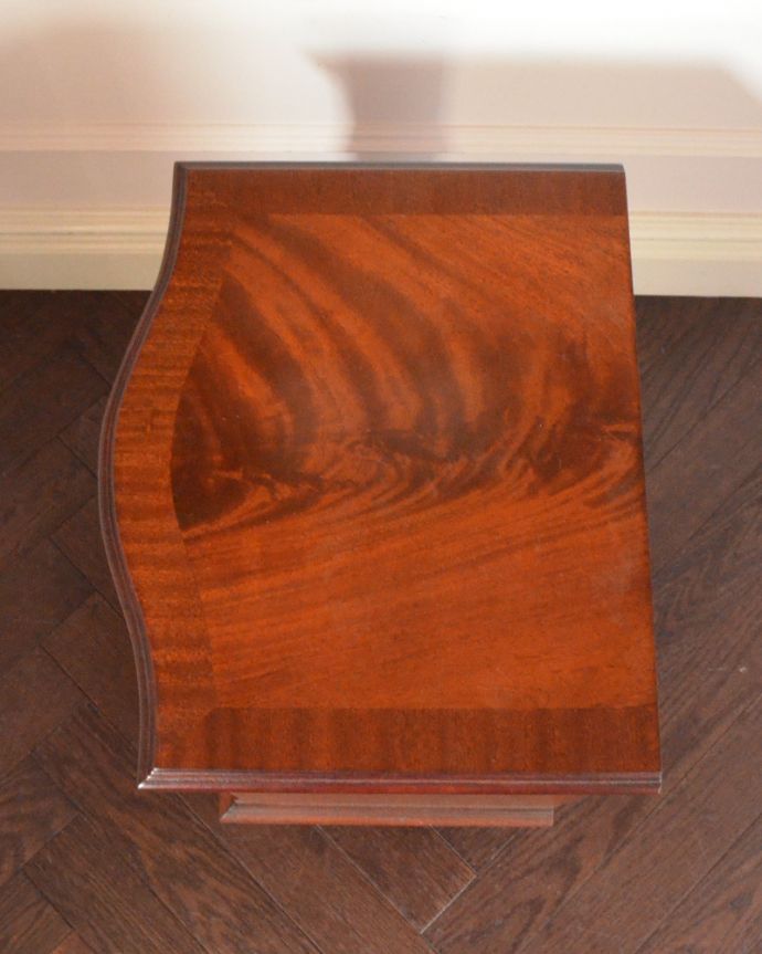 アンティークのチェスト　アンティーク家具　マホガニー材のベッドサイドチェスト、小さいサイズのアンティーク家具。天板もキレイに塗装を仕上げました。(q-807-f)