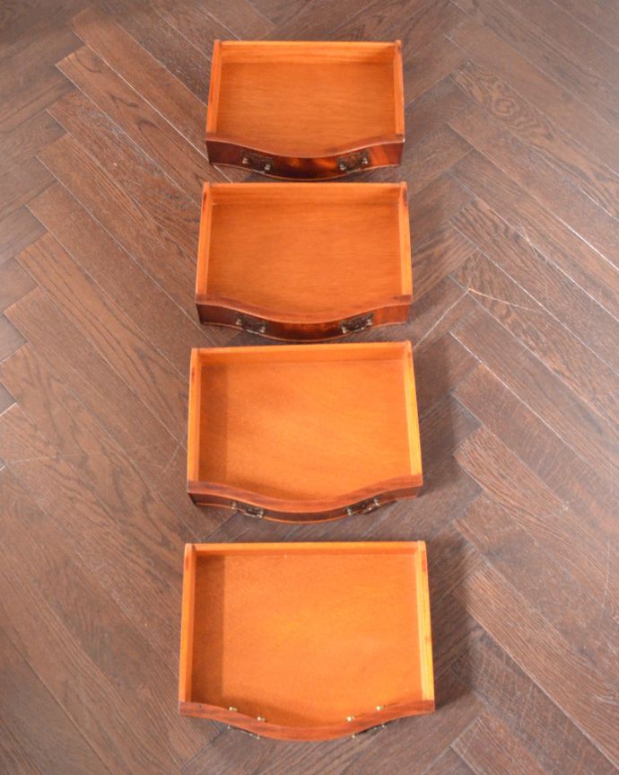 アンティークのチェスト　アンティーク家具　マホガニー材のベッドサイドチェスト、小さいサイズのアンティーク家具。引き出しは４杯。(q-807-f)