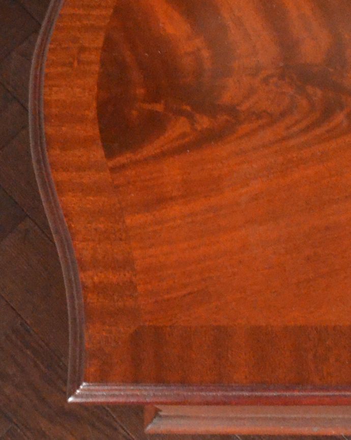 アンティークのチェスト　アンティーク家具　マホガニー材のベッドサイドチェスト、小さいサイズのアンティーク家具。どこから見ても素敵！隅々まで職人の技を感じます。(q-807-f)