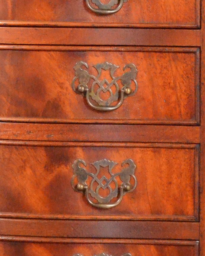 アンティークのチェスト　アンティーク家具　マホガニー材のベッドサイドチェスト、小さいサイズのアンティーク家具。高級感のある優雅なハンドルの取っ手。(q-807-f)