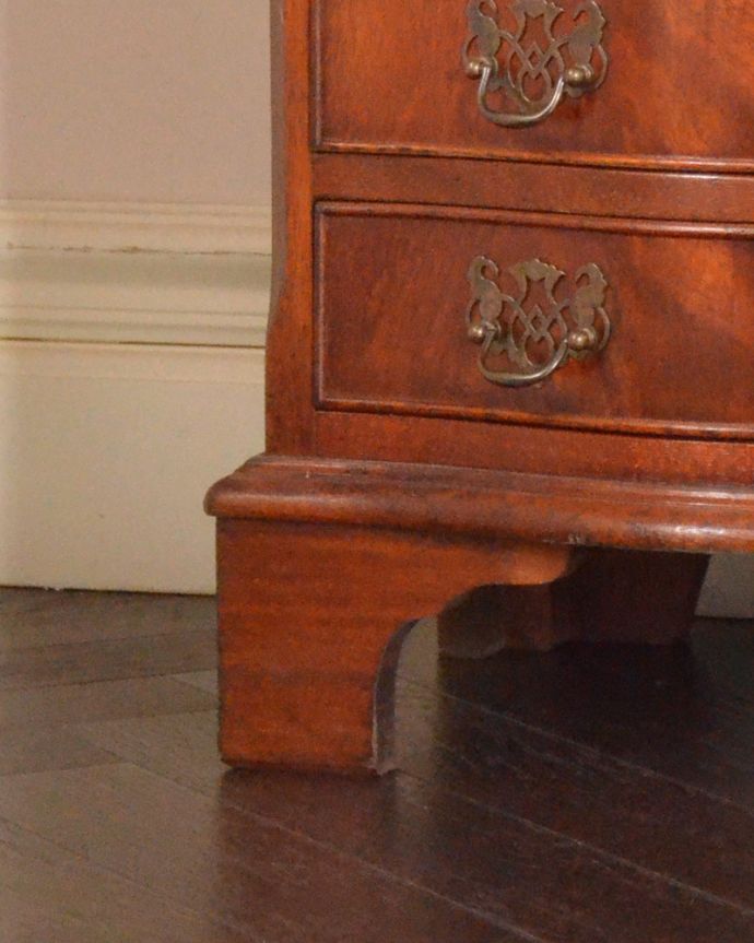 アンティークのチェスト　アンティーク家具　マホガニー材のベッドサイドチェスト、小さいサイズのアンティーク家具。安定感があります。(q-807-f)