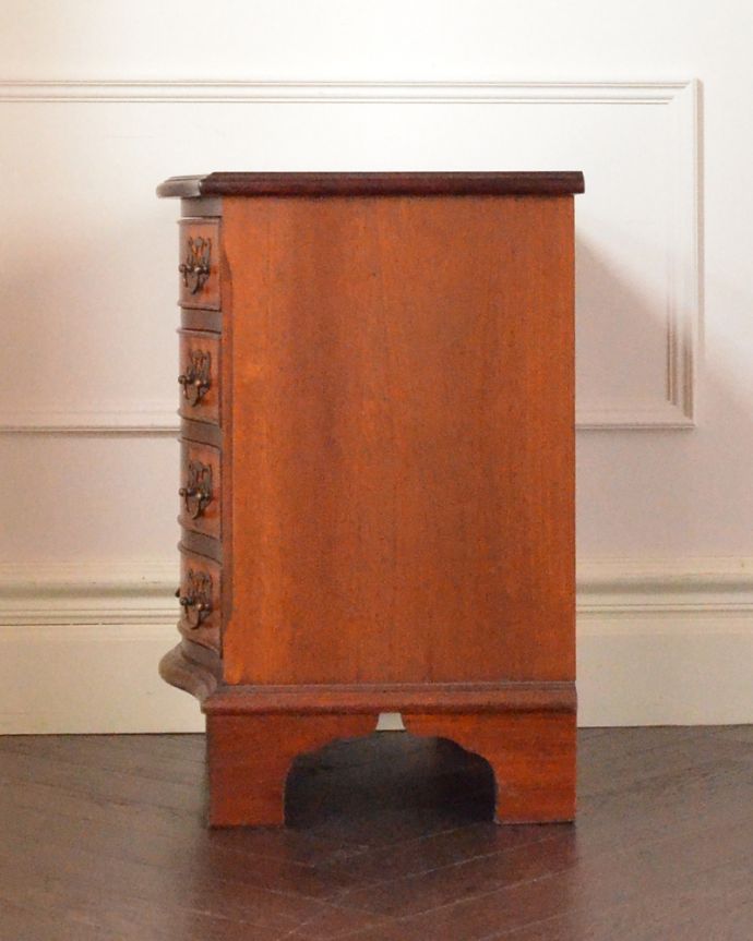 アンティークのチェスト　アンティーク家具　マホガニー材のベッドサイドチェスト、小さいサイズのアンティーク家具。横から見ても木目がキレイです。(q-807-f)