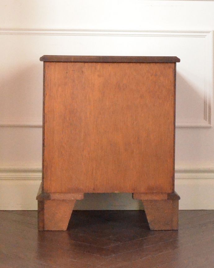アンティークのチェスト　アンティーク家具　マホガニー材のベッドサイドチェスト、小さいサイズのアンティーク家具。アンティークは新品ではないので、もちろん経年変化によるキズはありますが、専門の職人が目立たないようキレイにお直しをしているので、後姿までキレイです。(q-807-f)