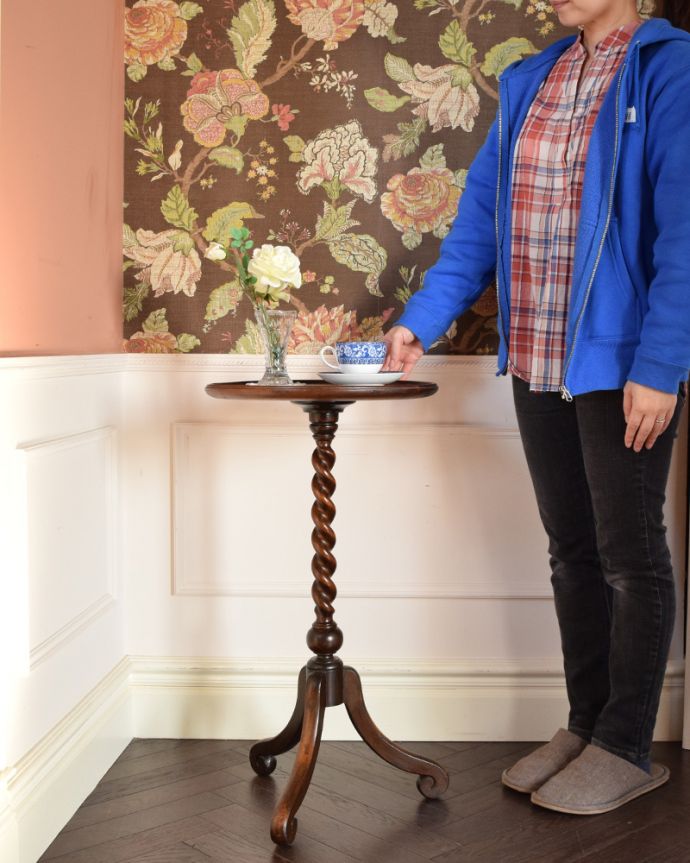 ロイドテーブル　アンティーク家具　英国輸入のアンティーク家具、ツイスト脚の美しいワインテーブル（スモールテーブル）。玄関で花器を飾ったり、ソファの前に持ってくれば、ちょうどいいサイドテーブルに。(q-808-f)