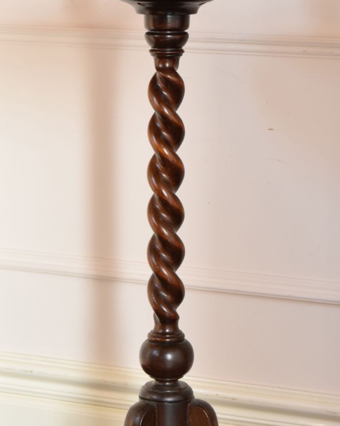ロイドテーブル　アンティーク家具　英国輸入のアンティーク家具、ツイスト脚の美しいワインテーブル（スモールテーブル）。水が流れていく様子を思わせる細くて美しいツイストの脚です。(q-808-f)