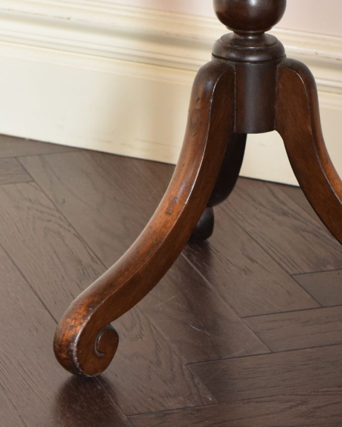 ロイドテーブル　アンティーク家具　英国輸入のアンティーク家具、ツイスト脚の美しいワインテーブル（スモールテーブル）。脚先までこだわっています。(q-808-f)
