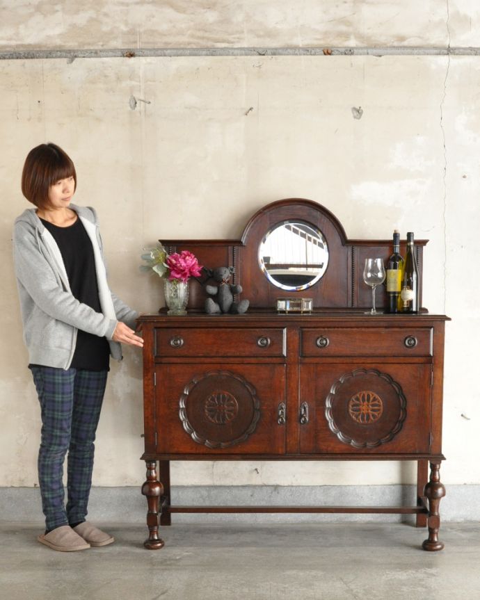 サイドボード アンティーク家具 英国アンティーク家具、お花の彫りが素敵なミラーバックサイドボード。扉や引き出しのデザインがシンプルでステキです。(q-810-f)