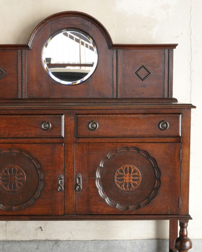 サイドボード アンティーク家具 英国アンティーク家具、お花の彫りが素敵なミラーバックサイドボード。リビングで電話などの置き場所として使っても最適です。(q-810-f)