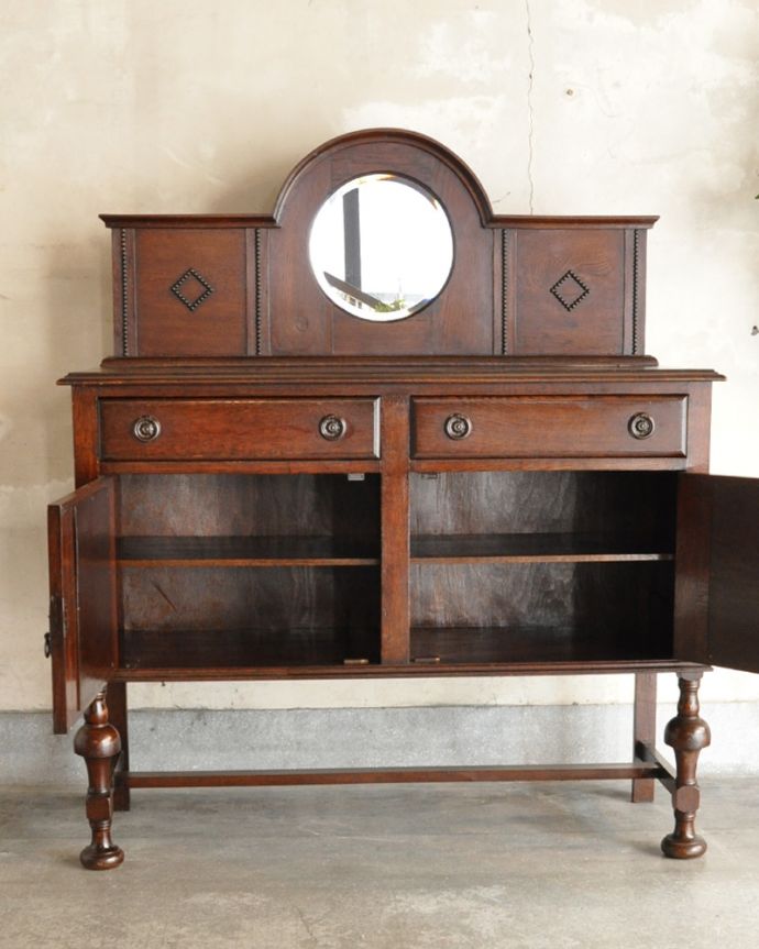 サイドボード アンティーク家具 英国アンティーク家具、お花の彫りが素敵なミラーバックサイドボード。扉の奥には見せたくないものを収納できます。(q-810-f)