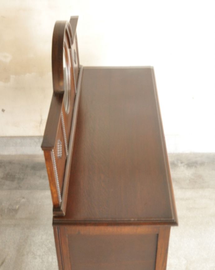 サイドボード アンティーク家具 英国アンティーク家具、お花の彫りが素敵なミラーバックサイドボード。ご安心してお使いください。(q-810-f)