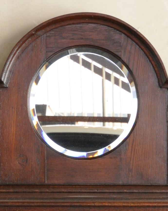 サイドボード アンティーク家具 英国アンティーク家具、お花の彫りが素敵なミラーバックサイドボード。キレイにメンテナンスをしていますが、アンティークのため、多少汚れが残っています。(q-810-f)