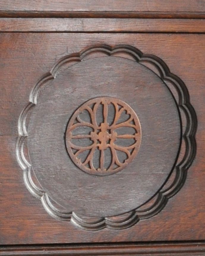 サイドボード アンティーク家具 英国アンティーク家具、お花の彫りが素敵なミラーバックサイドボード。凹凸のある装飾が遠くから見ても存在感のあるキャビネットを演出してくれます。(q-810-f)