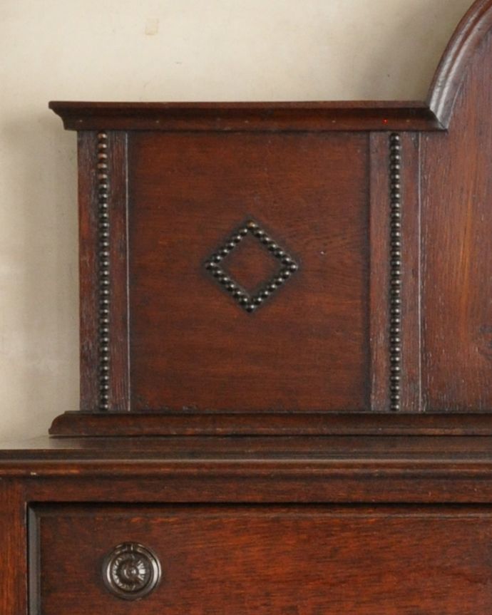 サイドボード アンティーク家具 英国アンティーク家具、お花の彫りが素敵なミラーバックサイドボード。英国家具らしい重厚な雰囲気を感じます。(q-810-f)