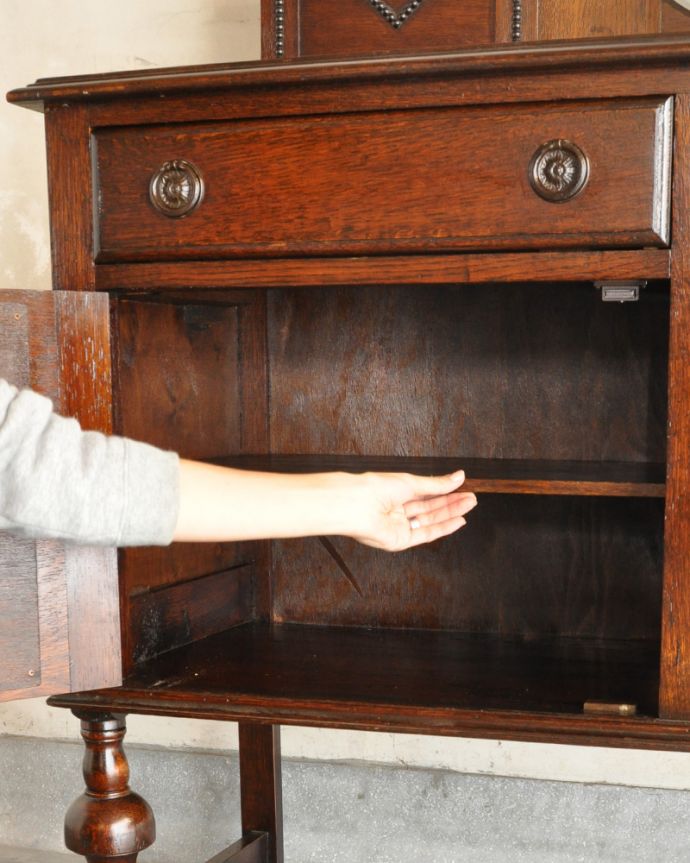 サイドボード アンティーク家具 英国アンティーク家具、お花の彫りが素敵なミラーバックサイドボード。棚板は取り外せば、背の高い雑誌やワインボトルもお片付けできます。(q-810-f)