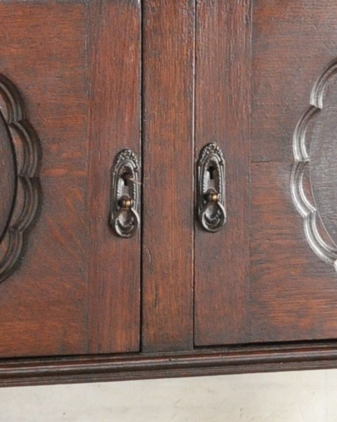 サイドボード アンティーク家具 英国アンティーク家具、お花の彫りが素敵なミラーバックサイドボード。取っ手はリングタイプ。(q-810-f)