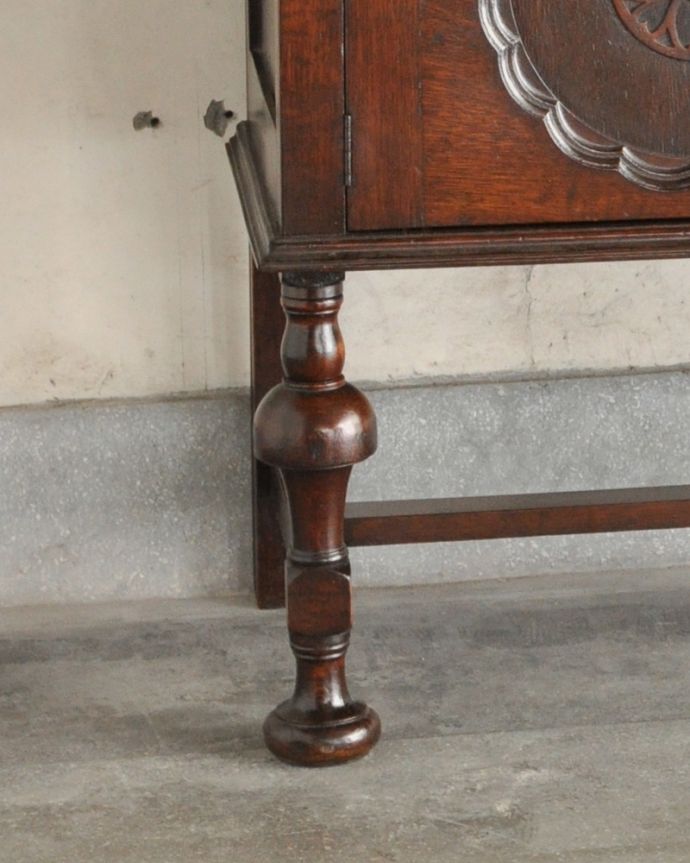 サイドボード アンティーク家具 英国アンティーク家具、お花の彫りが素敵なミラーバックサイドボード。しっかり安定感がありますよ。(q-810-f)