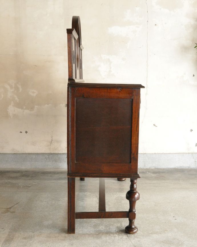 サイドボード アンティーク家具 英国アンティーク家具、お花の彫りが素敵なミラーバックサイドボード。脚が長いのでスッキリしています。(q-810-f)