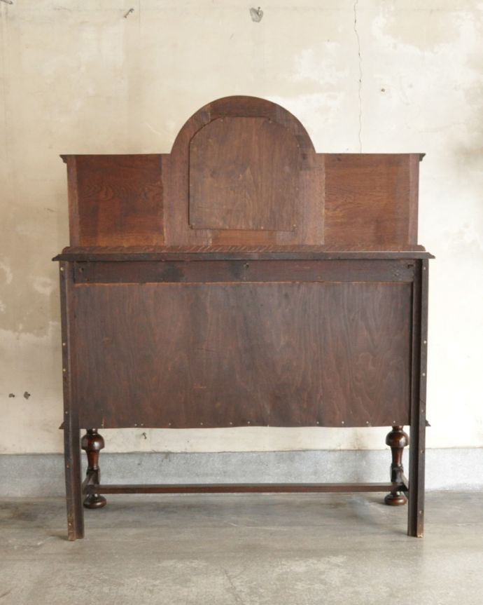 サイドボード アンティーク家具 英国アンティーク家具、お花の彫りが素敵なミラーバックサイドボード。アンティークは新品ではないので、もちろん経年変化によるキズはありますが、専門の職人が目立たないようキレイにお直しをしているので、後姿までキレイです。(q-810-f)