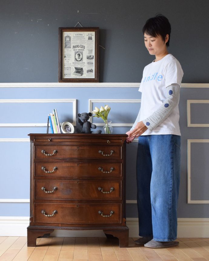 アンティークのチェスト　アンティーク家具　マホガニー材のアンティーク英国家具、サイドテーブルも付いたチェストオブドロワーズ。高級感があって品のあるシルエット。(q-811-f)