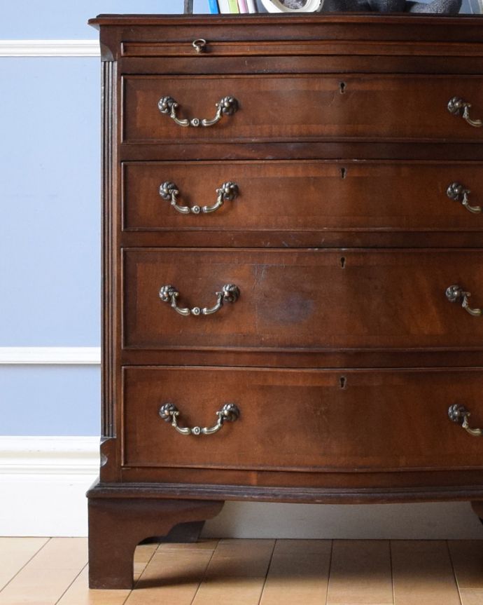 アンティークのチェスト　アンティーク家具　マホガニー材のアンティーク英国家具、サイドテーブルも付いたチェストオブドロワーズ。デザインの美しさが自慢のチェスト。(q-811-f)