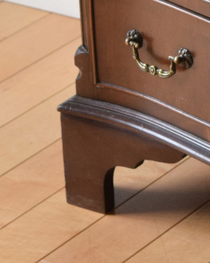 アンティークのチェスト　アンティーク家具　マホガニー材のアンティーク英国家具、サイドテーブルも付いたチェストオブドロワーズ。安定感があります。(q-811-f)