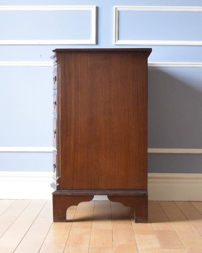 アンティークのチェスト　アンティーク家具　マホガニー材のアンティーク英国家具、サイドテーブルも付いたチェストオブドロワーズ。横から見てもステキです。(q-811-f)