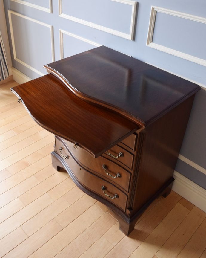 アンティークのチェスト　アンティーク家具　マホガニー材のアンティーク英国家具、サイドテーブルも付いたチェストオブドロワーズ。トレーの木目もキレイです。(q-811-f)