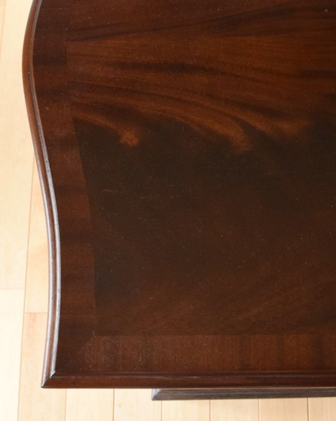 アンティークのチェスト　アンティーク家具　マホガニー材のアンティーク英国家具、サイドテーブルも付いたチェストオブドロワーズ。天板も緩やかにカーブしたお洒落な形！隅々まで職人の技を感じます。(q-811-f)