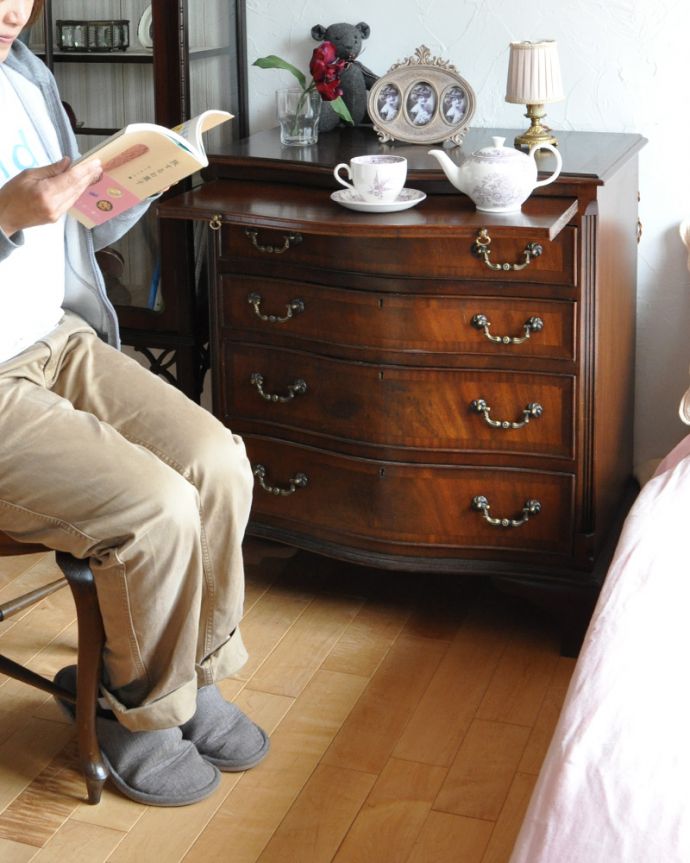 アンティークのチェスト　アンティーク家具　マホガニー材のアンティーク英国家具、サイドテーブルも付いたチェストオブドロワーズ。実用性と見た目を兼ね備えた英国アンティークこれくらいの大きさのチェストって、本当に便利に使えちゃう！見た目が素敵だから、目立つ場所で実用収納してみましょう。(q-811-f)