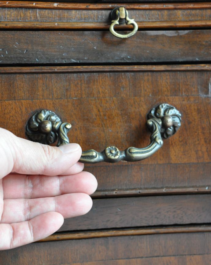 アンティークのチェスト　アンティーク家具　マホガニー材のアンティーク英国家具、サイドテーブルも付いたチェストオブドロワーズ。高級感のある優雅な取っ手。(q-811-f)