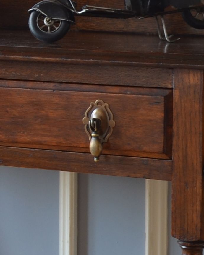 アンティークの玄関収納 アンティーク家具 流れるようなツイスト脚が美しいアンティークのステッキスタンド(傘立て)。引き出しの取っ手は、ドロップタイプ。(q-813-f)