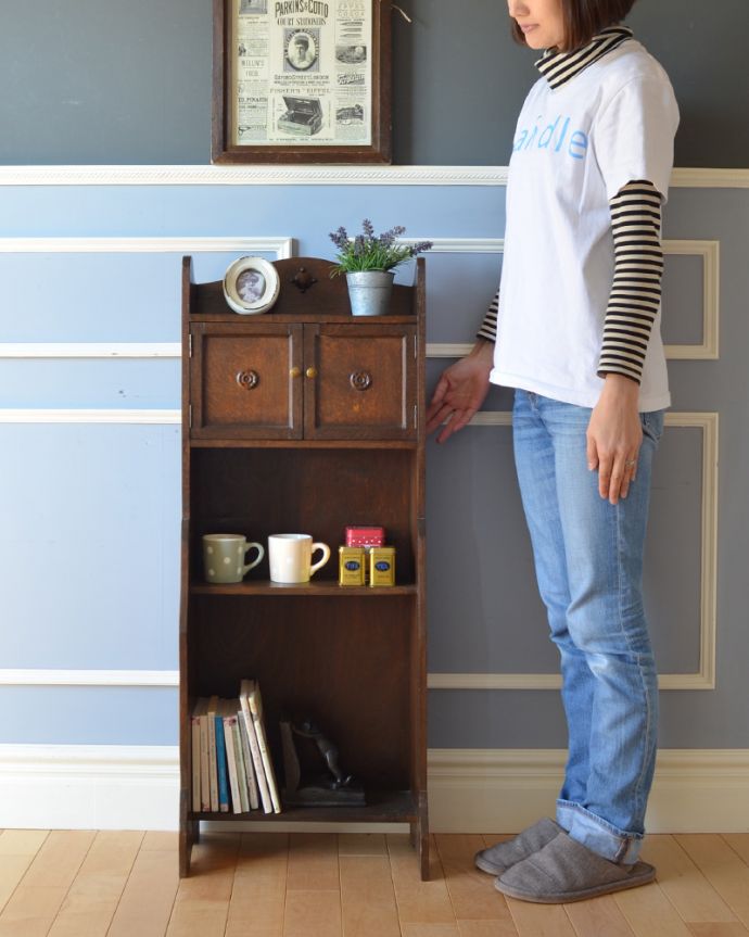 アンティークのキャビネット　アンティーク家具　お片付けがスマートに決まる！アンティークスタンディングブックシェルフ（本棚）。オープン棚に文庫本、扉収納に日用品というように収納場所が分かれていて片づけやすいです。(q-815-f)