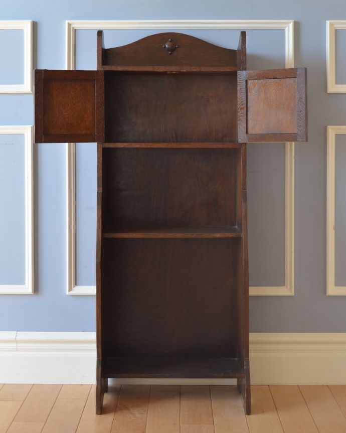 アンティークのキャビネット　アンティーク家具　お片付けがスマートに決まる！アンティークスタンディングブックシェルフ（本棚）。棚板でしっかり仕切られているので整理整頓しやすいですよ。(q-815-f)