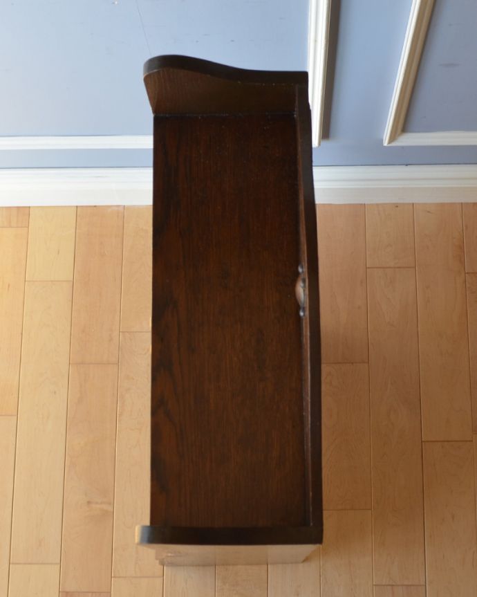 アンティークのキャビネット　アンティーク家具　お片付けがスマートに決まる！アンティークスタンディングブックシェルフ（本棚）。天板も綺麗な状態です。(q-815-f)