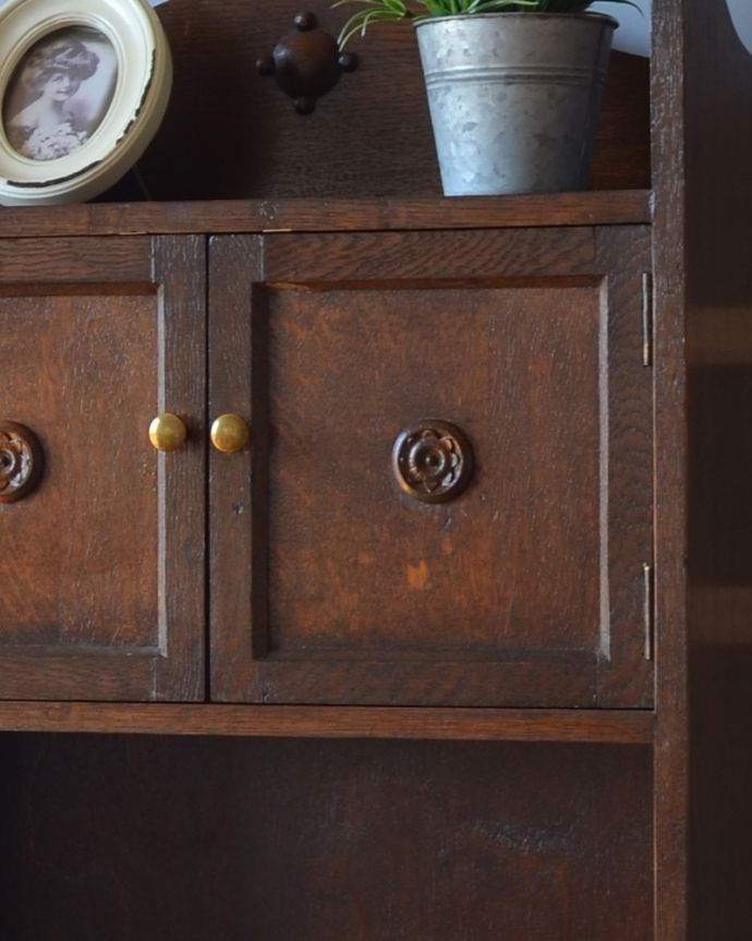 アンティークのキャビネット　アンティーク家具　お片付けがスマートに決まる！アンティークスタンディングブックシェルフ（本棚）。扉の中心に飾りが付いています。(q-815-f)