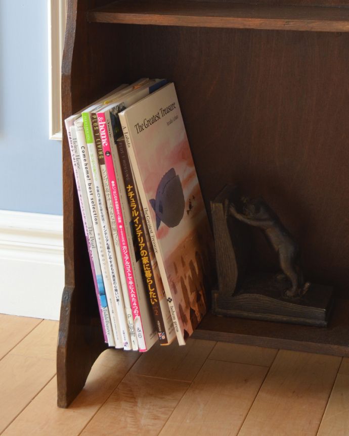 アンティークのキャビネット　アンティーク家具　お片付けがスマートに決まる！アンティークスタンディングブックシェルフ（本棚）。少し飛び出してしまいますが、雑誌サイズも収納できます。(q-815-f)