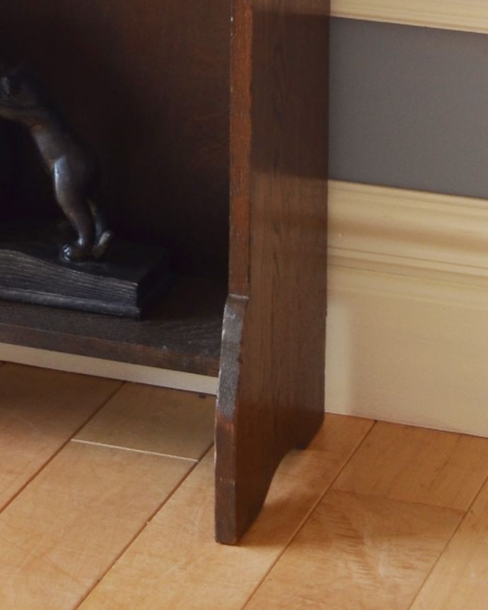 アンティークのキャビネット　アンティーク家具　お片付けがスマートに決まる！アンティークスタンディングブックシェルフ（本棚）。安定感のある脚がしっかり支えます。(q-815-f)