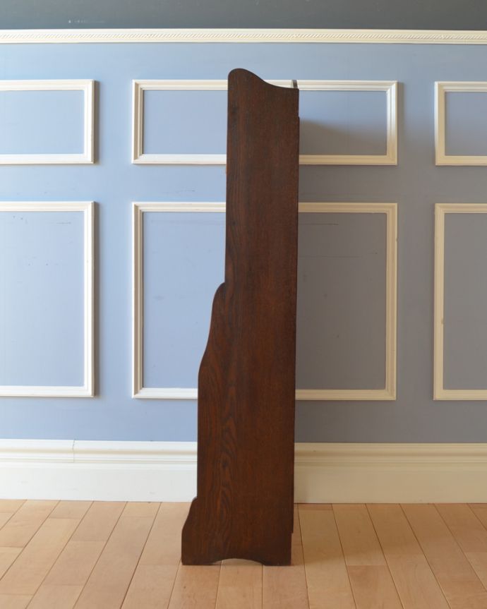 アンティークのキャビネット　アンティーク家具　お片付けがスマートに決まる！アンティークスタンディングブックシェルフ（本棚）。横から見てもピカピカです。(q-815-f)