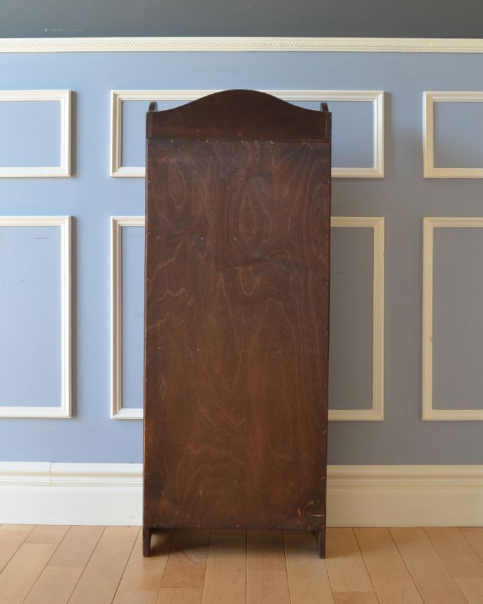 アンティークのキャビネット　アンティーク家具　お片付けがスマートに決まる！アンティークスタンディングブックシェルフ（本棚）。アンティークは新品ではないので、もちろん経年変化によるキズはありますが、専門の職人が目立たないようキレイにお直しをしているので、後姿までキレイです。(q-815-f)