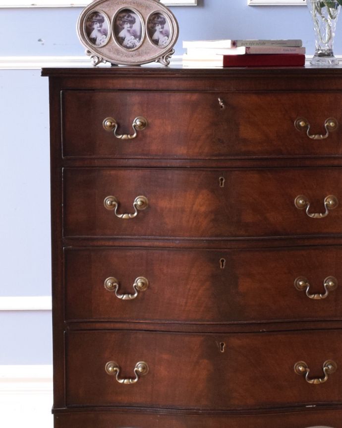 アンティークのチェスト アンティーク家具 コンパクトサイズのチェストオブドロワーズ、アンティークの英国家具。品のある色合いと木目です。(q-817-f)