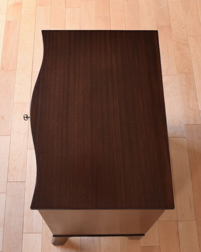 アンティークのチェスト アンティーク家具 コンパクトサイズのチェストオブドロワーズ、アンティークの英国家具。天板も木目がキレイです。(q-817-f)