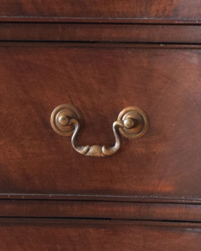 アンティークのチェスト アンティーク家具 コンパクトサイズのチェストオブドロワーズ、アンティークの英国家具。ハンドル形のオシャレな取っ手です。(q-817-f)