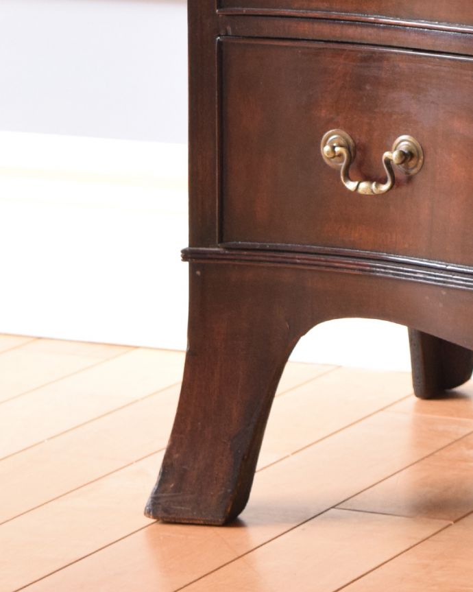 アンティークのチェスト アンティーク家具 コンパクトサイズのチェストオブドロワーズ、アンティークの英国家具。彫がキレイな脚です。(q-817-f)