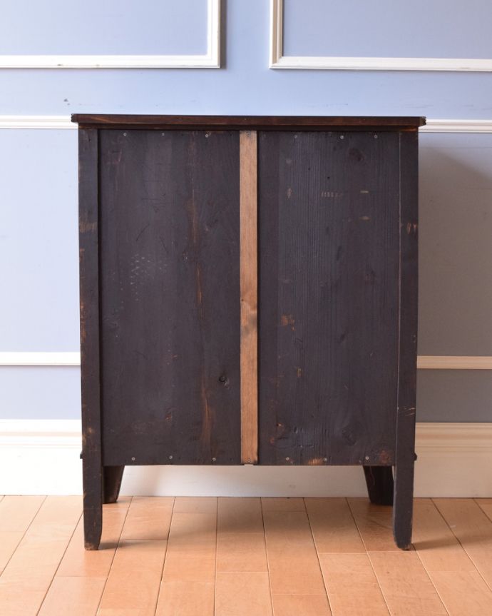 アンティークのチェスト アンティーク家具 コンパクトサイズのチェストオブドロワーズ、アンティークの英国家具。アンティークは新品ではないので、もちろん経年変化によるキズはありますが、専門の職人が目立たないようキレイにお直しをしているので、後姿までキレイです。(q-817-f)