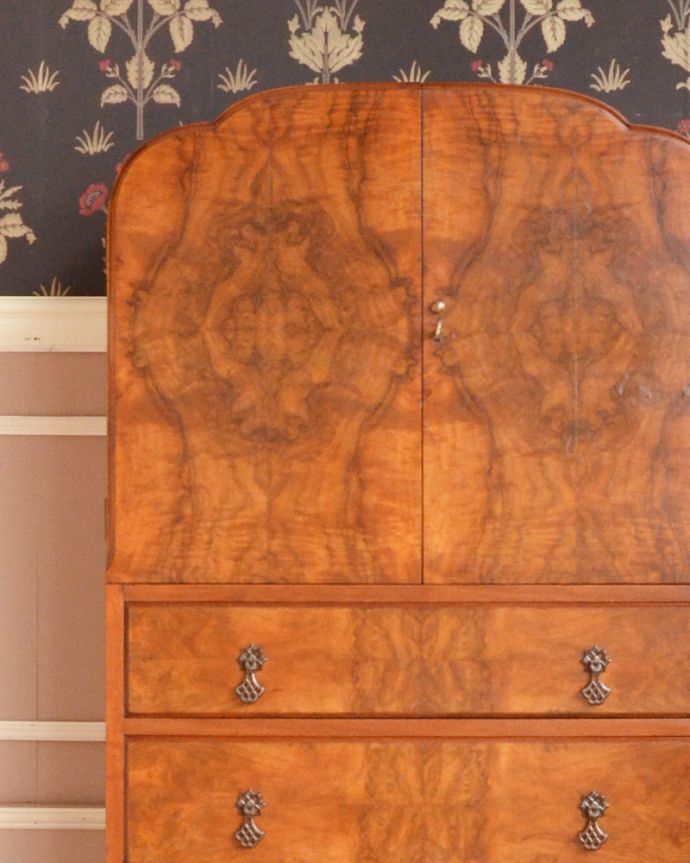 アンティークのチェスト　アンティーク家具　美しい木目のカップボードチェスト、イギリスから届いたアンティーク家具。木目が美しく落ち着いた雰囲気のキャビネット。(q-818-f)