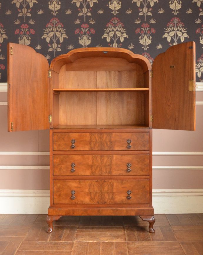 アンティークのチェスト　アンティーク家具　美しい木目のカップボードチェスト、イギリスから届いたアンティーク家具。扉の中には日常使いの食器を収納してみましょう。(q-818-f)