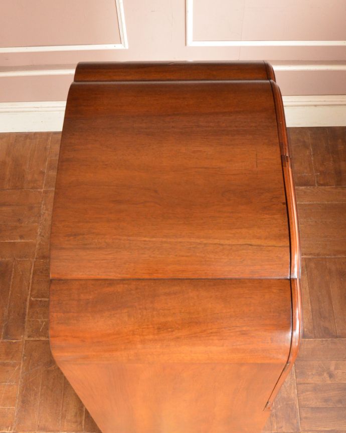 アンティークのチェスト　アンティーク家具　美しい木目のカップボードチェスト、イギリスから届いたアンティーク家具。天板はアーチ状に仕上がっています。(q-818-f)