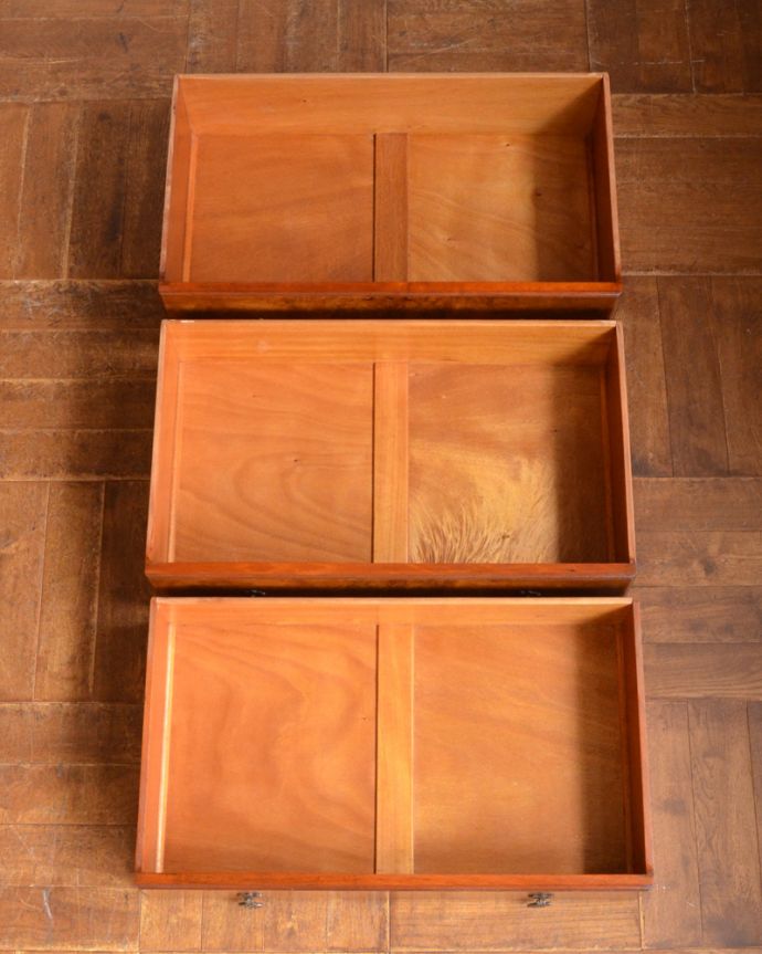 アンティークのチェスト　アンティーク家具　美しい木目のカップボードチェスト、イギリスから届いたアンティーク家具。引き出しは３杯付いています。(q-818-f)