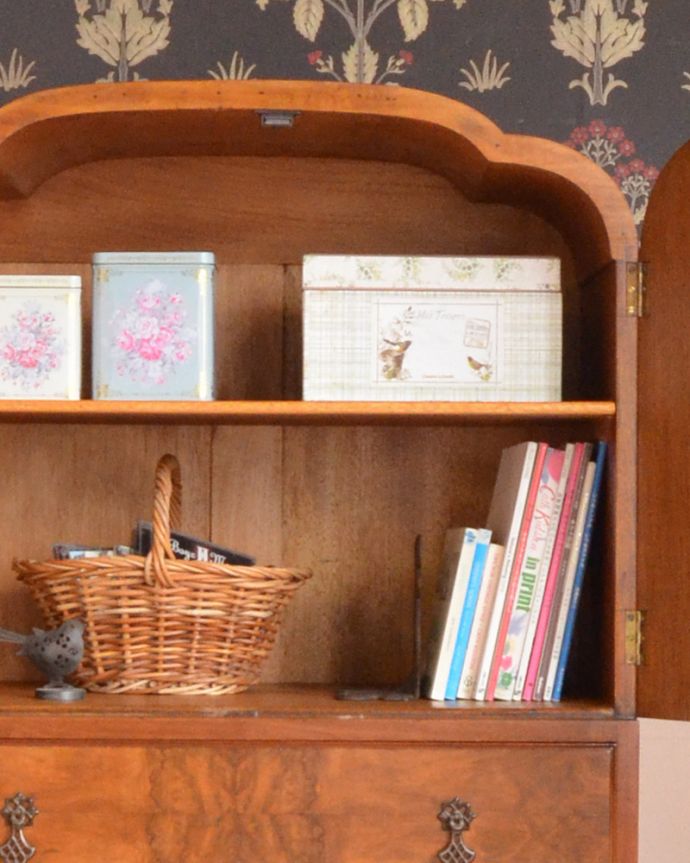 アンティークのチェスト　アンティーク家具　美しい木目のカップボードチェスト、イギリスから届いたアンティーク家具。扉内は、雑誌のような背の高いものもお片付けできます。(q-818-f)