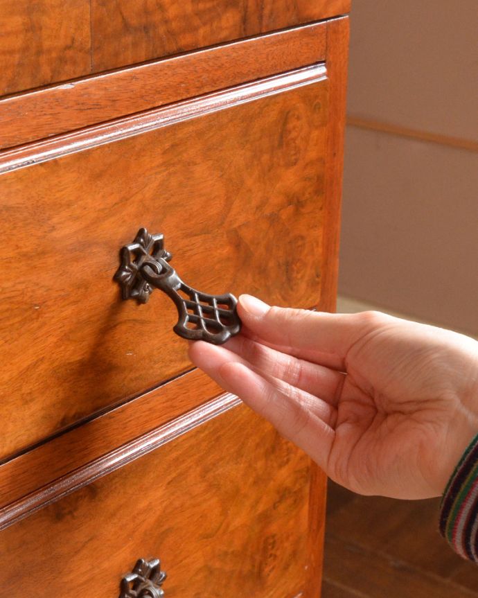 アンティークのチェスト　アンティーク家具　美しい木目のカップボードチェスト、イギリスから届いたアンティーク家具。引き出しの取っ手は、ジュエリーのようなデザイン！握る度にウキウキしてしまいます。(q-818-f)